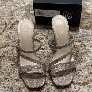 NWT Pelle Moda Glittering Plat Gold Sandals